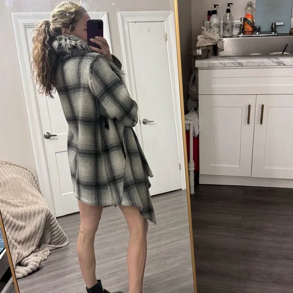 Nicholas K Designer Wool Blend Plaid Asymmetrical Coat with Faux Fur Collar (M) - Picture 11 of 13
